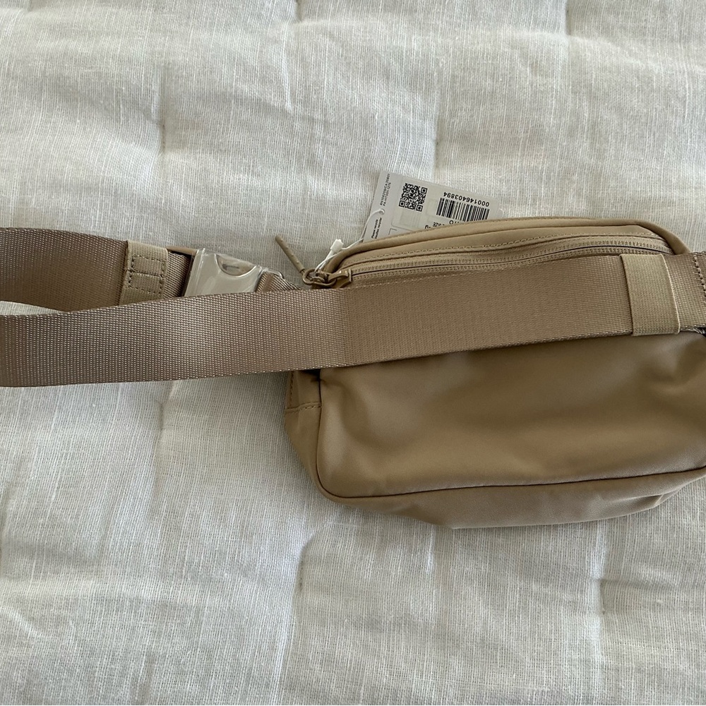 NWT lululemon athletica tan Everywhere belt bag with cream logo - Picture 4 of 5